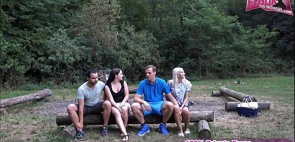 Deutsche Teenager machen Outdoor Gruppensex mit 2 Pärchen